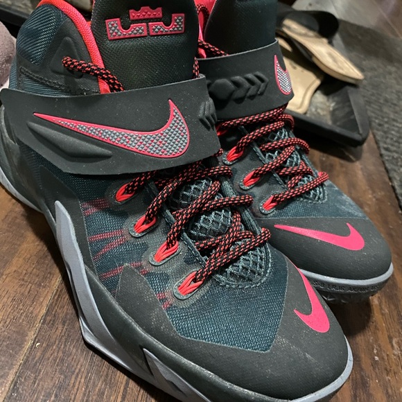 Men’s and women’s shoes - Picture 1 of 16